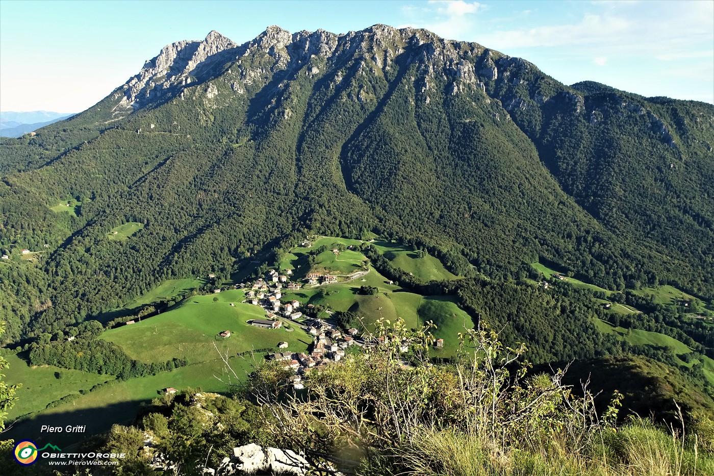 51 Dalla croce del Monte Castello vista su Valpiana e verso l'Alben.JPG